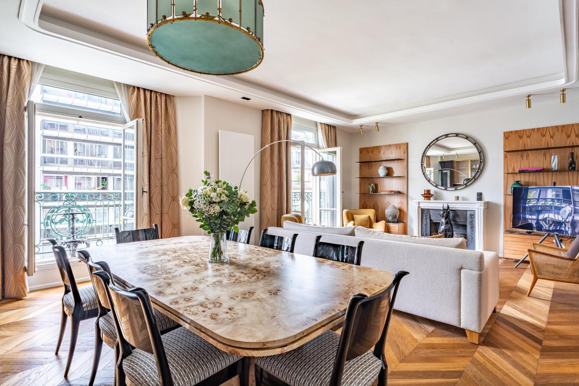 Prestigious Apartment, Eiffel Tower